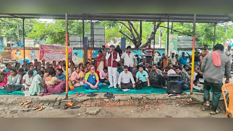 स्वास्थ्य आउटसोर्सिंग कर्मियों का धरना जारी, कांग्रेस ने दिया समर्थन