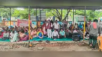 स्वास्थ्य आउटसोर्सिंग कर्मियों का धरना जारी, कांग्रेस ने दिया समर्थन