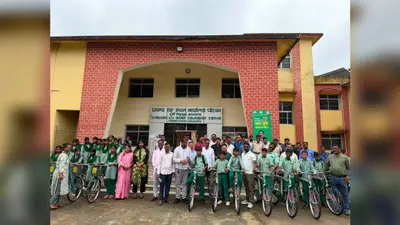 'उन्नति का पहिया' से संवर रही ग्रामीण बच्चों की पढ़ाई, विधायक संजीव सरदार ने बांटीं 4 हजार से अधिक छात्रों को साइकिलें