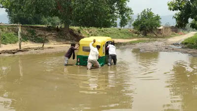 रोहतास: सावन में श्रद्धालुओं की राह बनी मुश्किल, मल्हीपुर-बादलगढ़ सड़क पर घुटने भर पानी, गड्ढों में फंस रहे वाहन