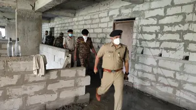 हाजीपुर में निर्माणाधीन मकान से तीन दिन पुराना शव बरामद, एफएसएल टीम जांच में जुटी