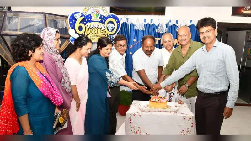 राष्ट्रीय अभिभावक दिवस पर स्कूल में रंगारंग कार्यक्रम का आयोज, फादर अरूण ने कहा- 'व्यक्ति के जीवन...'