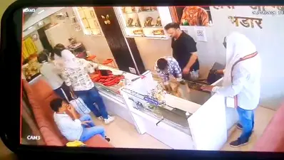 रोहतास: बिक्रमगंज में ज्वेलरी लूट के बाद पुलिस पर उठे सवाल, पुराने अनसुलझे मामलों ने बढ़ाई व्यापारियों की चिंता