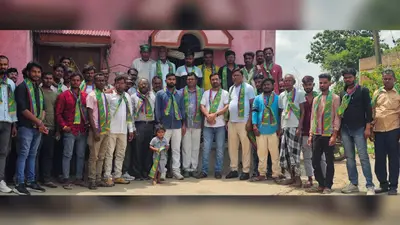 दर्जनों युवाओं ने ली आजसू की सदस्यता, पूर्व विधायक डॉ लंबोदर महतो ने पार्टी का पट्टा पहनाकर किया स्वागत