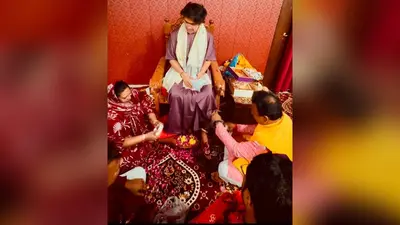 बागेश्वर धाम में भाजपा नेता अमरनाथ प्रसाद ने पत्नी संग लगाई अर्जी, मिथिला पाग और दुपट्टे से धीरेंद्र शास्त्री का सम्मान
