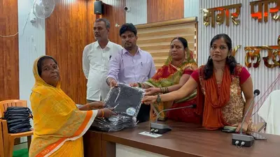 मानसून में सफाई कर्मियों का सहारा बनी नगर परिषद, बारिश से बचाव के लिए बांटे रेनकोट