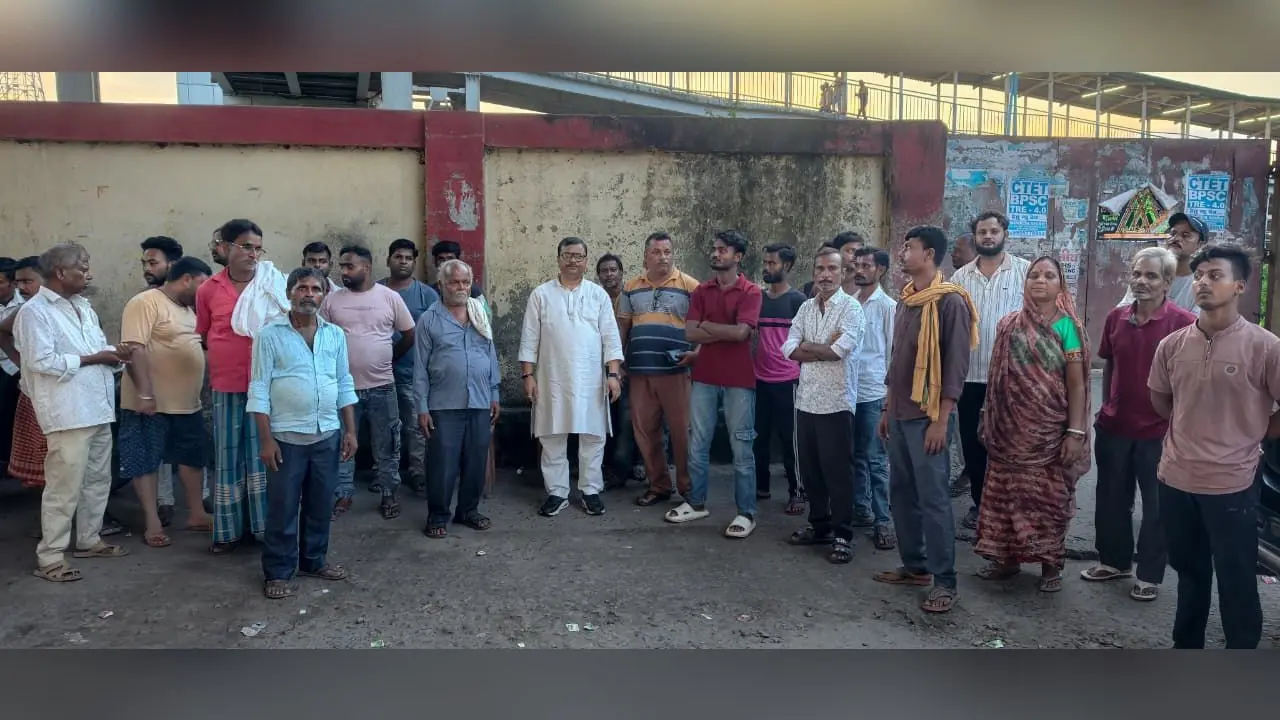 जंक्शन से उजाड़े गए 200 दुकानदारों के समर्थन में उतरा राजद, 29 जुलाई को DRM को सौंपेगा ज्ञापन