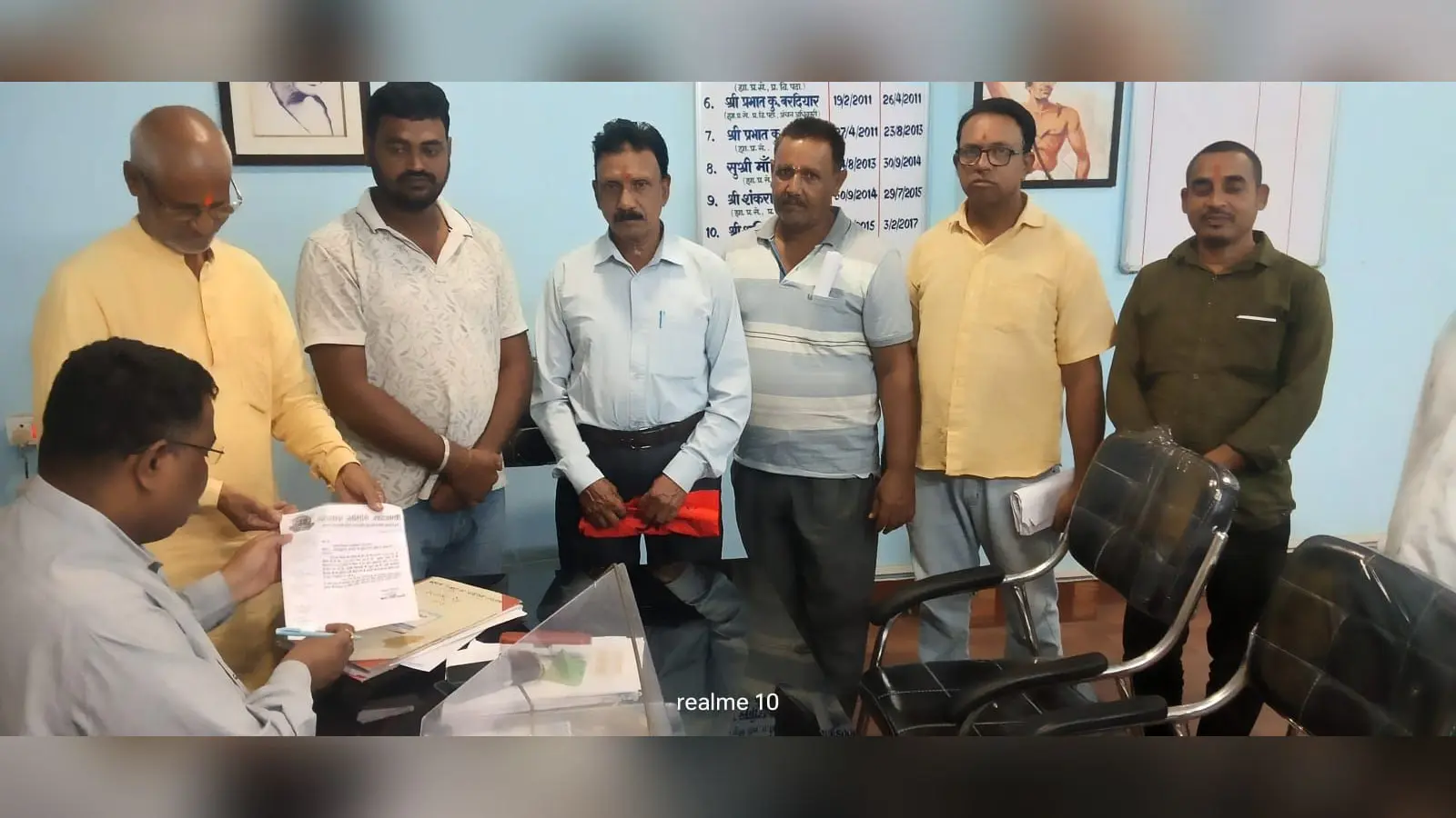 खरसावां में खाद की कालाबाजारी से परेशानी, किसानों ने बीडीओ को सौंपा ज्ञापन
