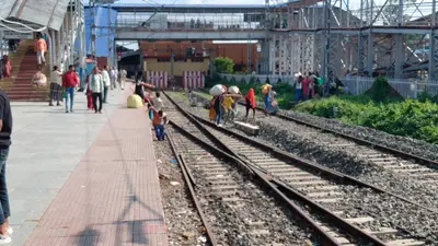 फुटओवर ब्रिज छोड़ ट्रैक पार कर रहे यात्री, जमालपुर स्टेशन पर सुरक्षा व्यवस्था पर उठे सवाल