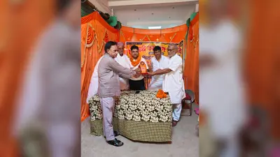 बक्सर: डुमरांव के निवर्तमान SDM राकेश कुमार को भावभीनी विदाई, रेलयात्री कल्याण समिति ने किया सम्मानित
