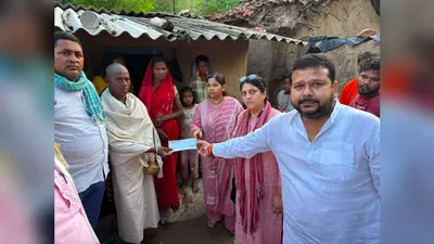 नवादा: वज्रपात पीड़ित परिवारों से मिले एमएलसी अशोक कुमार, हरसंभव सहायता का दिलाया भरोसा