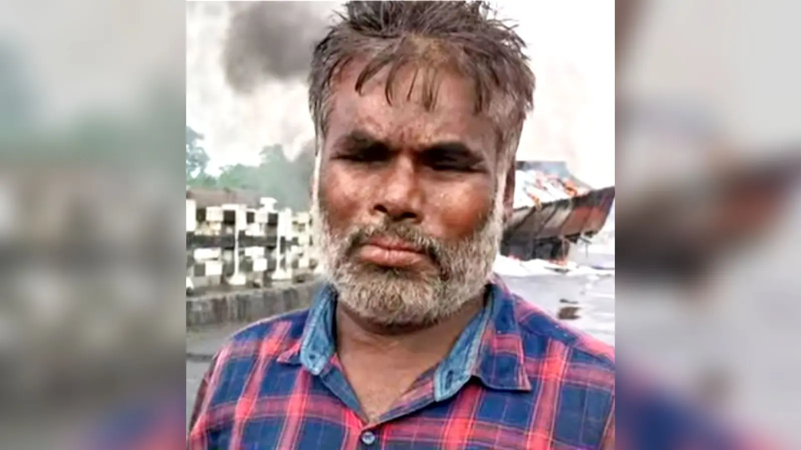 रेलिंग तोड़कर पुल पर लटका कंटेनर, आग लगने से स्वाहा