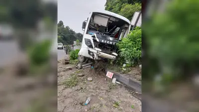चुट्टुपालू घाटी में डिवाइडर से टकराई यात्रियों से भरी बस, कई घायल