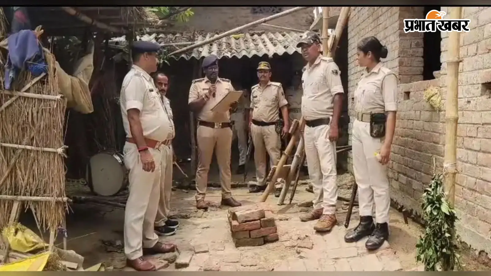फरार आरोपियों के घर पुलिस ने ढोल-नगाड़े के साथ चस्पाया इश्तेहार, आत्मसमर्पण नहीं करने पर होगी कुर्की-जब्ती