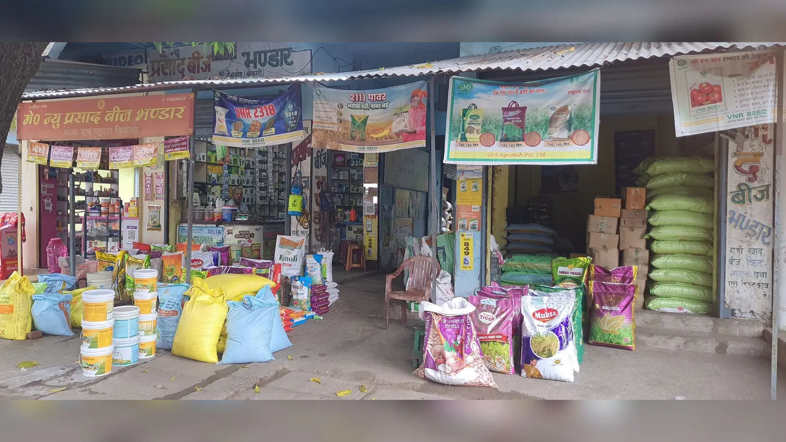 लाइसेंसधारी निजी दुकानदारों के लिए यूरिया व डीएपी बेचना बना घाटे का सौदा