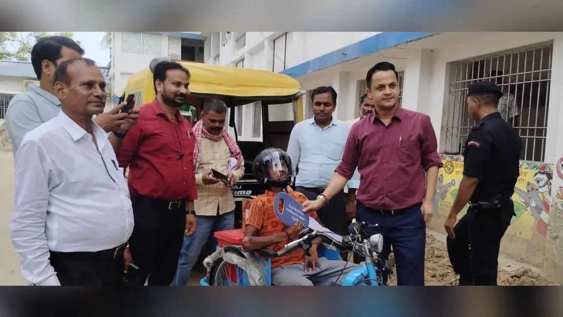 दिव्यांगों को आत्मनिर्भर बनाने की पहल, मधुबनी में डीएम ने किया ट्राइसाइकिल वितरण