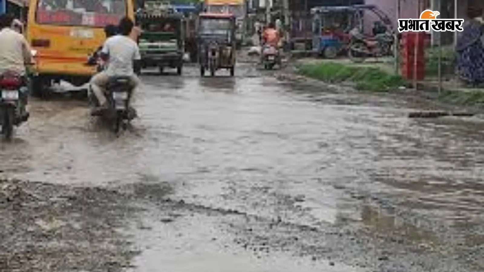बारिश में तालाब बन जाती है स्कूल जाने वाली सड़क, बेलदौर के ग्रामीणों का फूटा गुस्सा, DM से लगाई गुहार