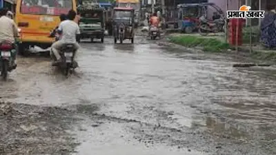 बारिश में तालाब बन जाती है स्कूल जाने वाली सड़क, बेलदौर के ग्रामीणों का फूटा गुस्सा, DM से लगाई गुहार