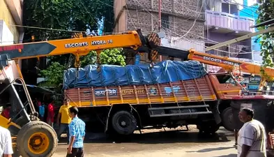नवादा: नाले में पलटा मालवाहक वाहन, पानी की पाइपलाइन फटी; हादसा टला