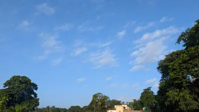 बादलों के बीच बदला मौसम का मिजाज, 40°C जैसी उमस से लोग बेहाल