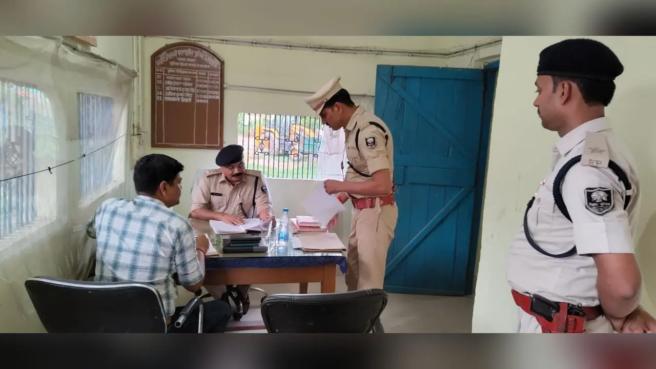 बगहा: एसपी राजेश कुमार ने धनहा पुलिस निरीक्षक अंचल का किया औचक निरीक्षण, लंबित मामलों को निपटाने का निर्देश