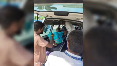 चलती ट्रेन से फिसलकर नीचे गिरी वृद्ध महिला, रेलकर्मियों और यात्री की सूझबूझ से बची जान