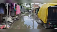 पहाड़पुर मुख्य सड़क पर जलजमाव से राहगीर बेहाल, स्कूली बच्चों की पढ़ाई और आवागमन प्रभावित