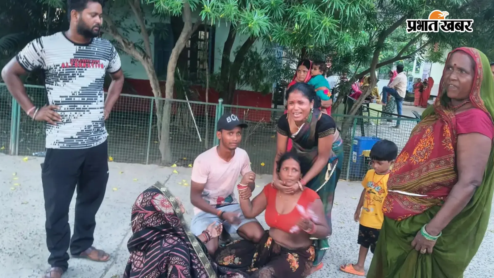 सीतामढ़ी: डुमरा पीएचसी में नवजात की मौत पर हंगामा, आरोप- 'इलाज छोड़ मोबाइल चला रही थीं नर्सें