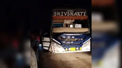 कोडरमा घाटी में बस-ट्रक की टक्कर, चार वाहन भिड़े, घंटों जाम से यात्री रहे परेशान