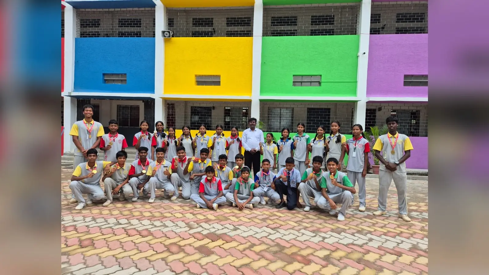 CISCE रीजनल हॉकी प्रतियोगिता: लोयोला इंग्लिश मीडियम स्कूल की बालक टीम बनी चैंपियन, बालिका टीम उपविजेता