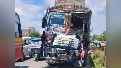 रांची से सिलीगुड़ी जा रही आनंद रथ बस को पीछे से तेज रफ्तार ट्रक ने मारी टक्कर, सभी यात्री सुरक्षित