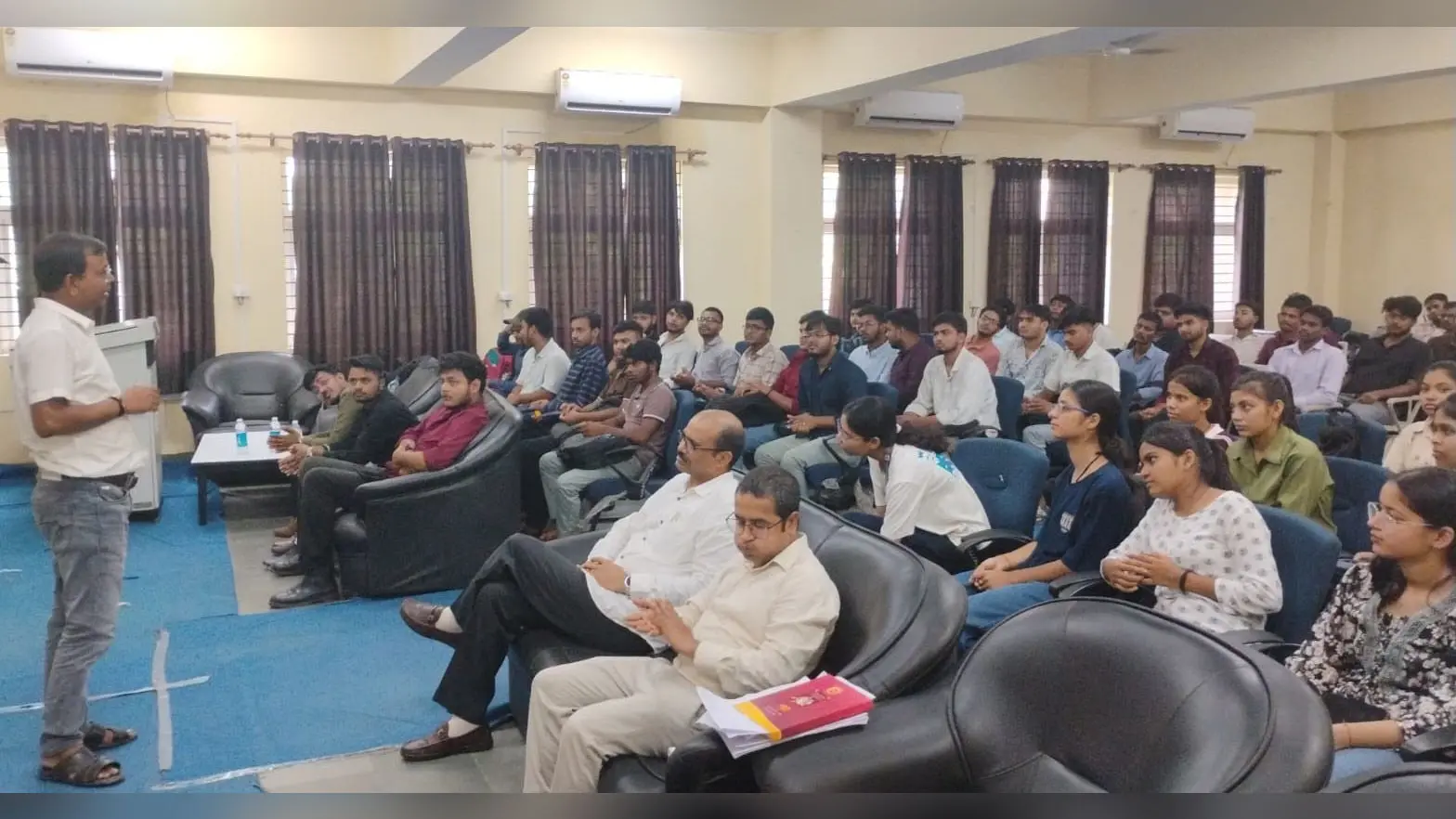 अभियंत्रण महाविद्यालय में ‘पिच डेक प्रिपरेशन’ पर कार्यशाला आयोजित, 150 से अधिक छात्र-छात्राएं हुए शामिल