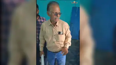 गोपालगंज के स्कूल में घुसकर रिटायर्ड शिक्षक ने बच्चों को डंडे से पीटा, देखें वायरल वीडियो