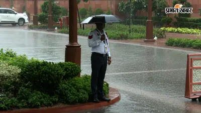 Photos: कहीं सुकून, कहीं संघर्ष... 6 तस्वीरों में देखें दिल्ली की बारिश