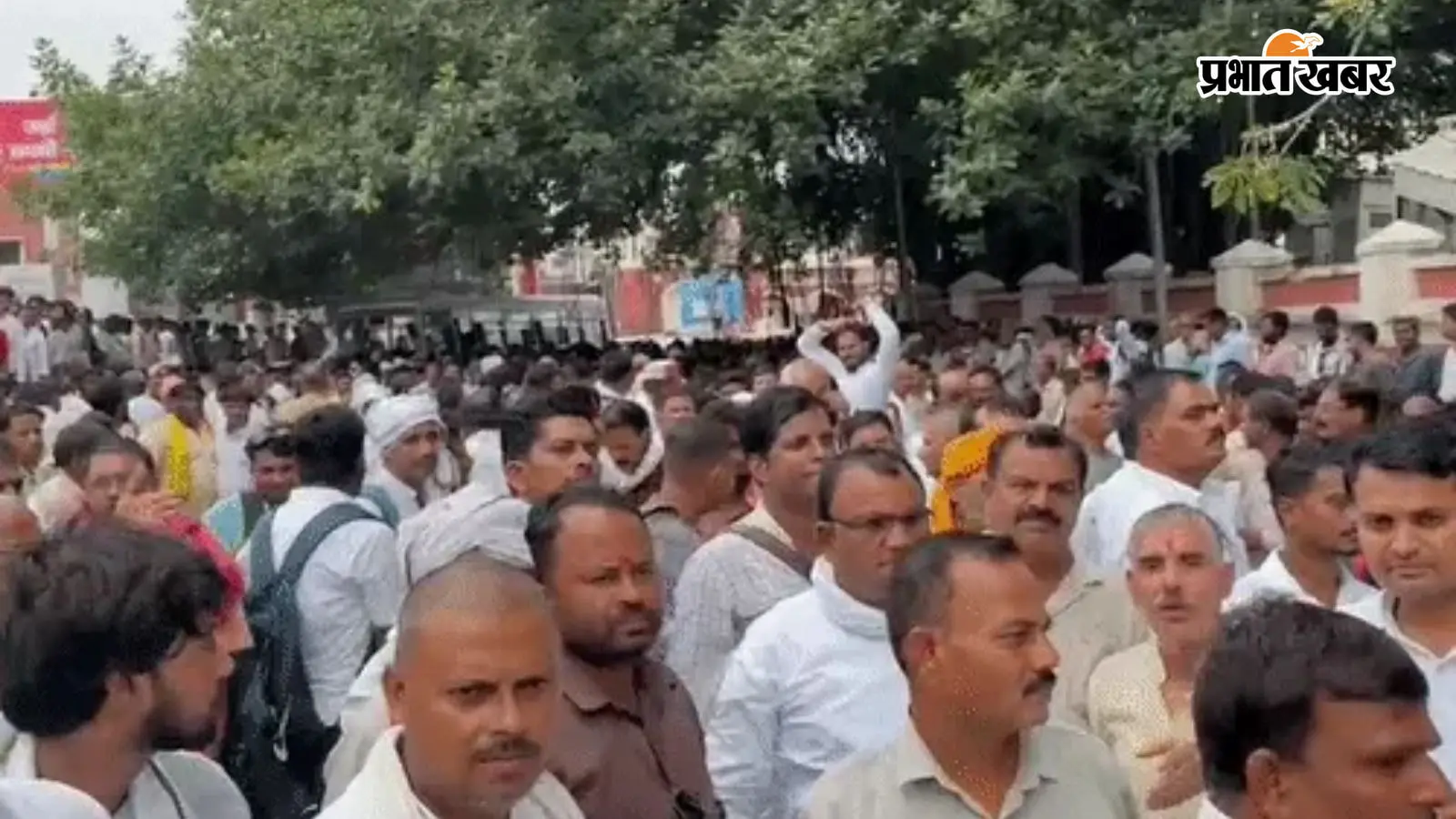 विधानसभा का घेराव करने लखनऊ पहुंचे प्रदेशभर से कोटेदार, अगस्त में राशन बंद करने की दी चेतावनी