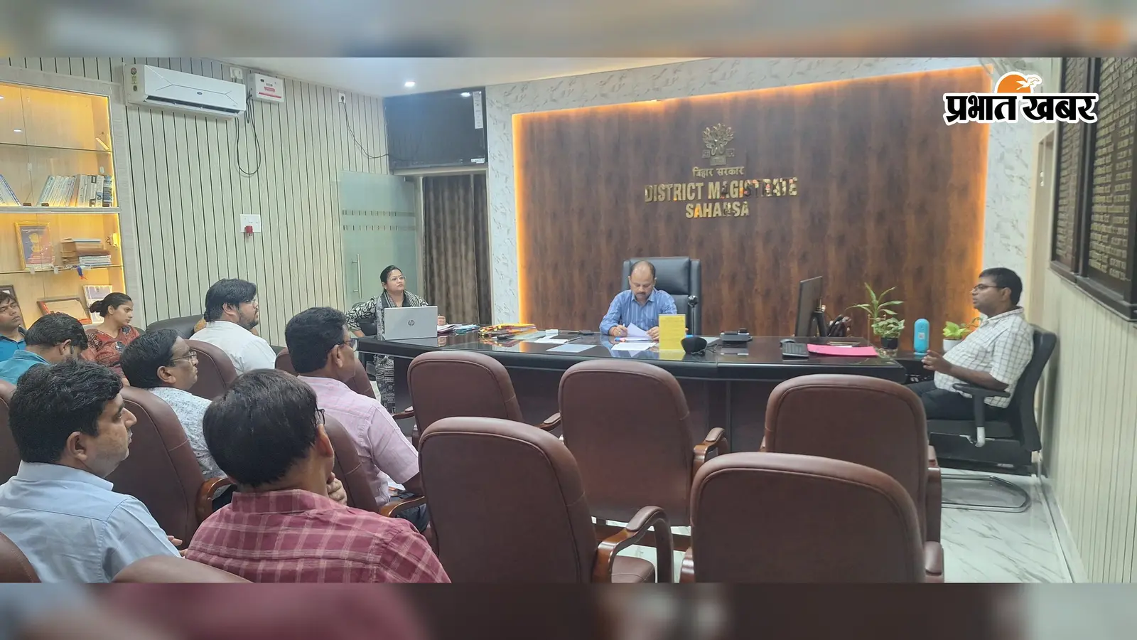 नीलाम पत्र वादों के त्वरित निष्पादन पर डीएम सख्त, लंबित मामलों की समीक्षा कर अधिकारियों को दिए निर्देश