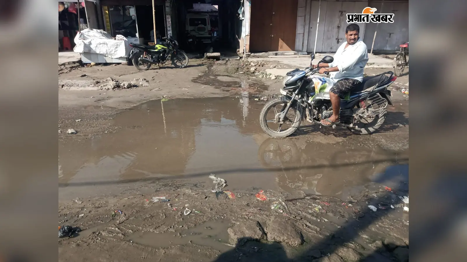 मझौलिया प्रखंड मुख्यालय की सड़क बनी गंदे पानी का तालाब, कार्यालय से अस्पताल तक जाने वाले लोग परेशान