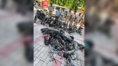 घर में चल रहा था चोरी की बाइकों का खेल, छापेमारी में चेसिस, इंजन और दर्जनों पुर्जे बरामद