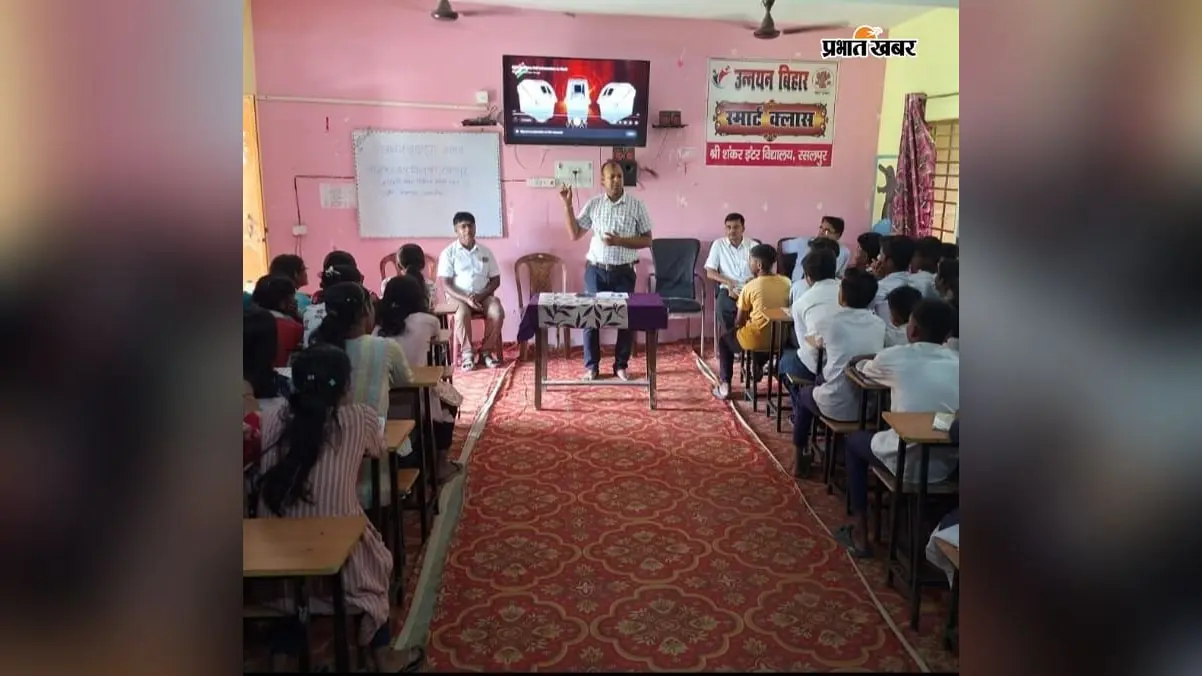 तीन विद्यालयों में निर्वाचन साक्षरता अभियान, छात्रों को मतदान प्रक्रिया की जानकारी