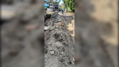 सड़क टूटी, नाला अधूरा... हल्की बारिश में ठप हो रहा आवागमन, लोगों का फूटा गुस्सा
