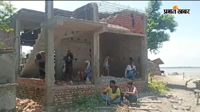 योगापट्टी में गंडक नदी का बढ़ा खतरा, कटाव के डर से परिवारों ने खुद तोड़ने शुरू किए अपने घर