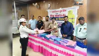 हजारीबाग यूथ विंग की पहल, ट्रैफिक पुलिस जवानों को बाटें 70 से अधिक रेनकोट