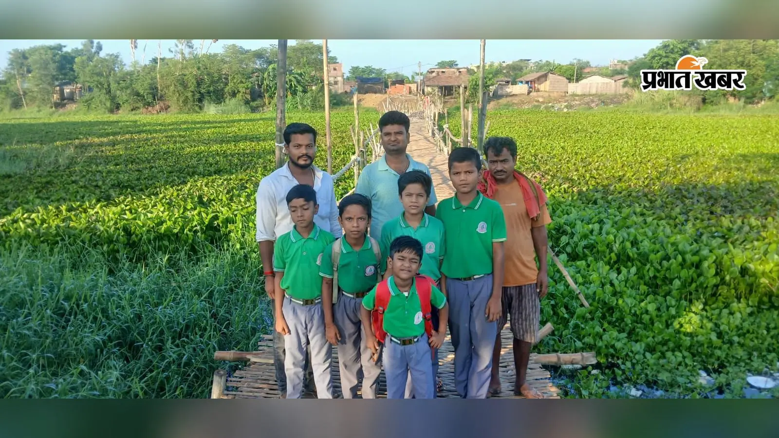 महिशौथ पंचायत के राहीपुरा गाँव मे बास के बने चचरी पूल से आवाजाही करते स्कूली बच्चे एवं राहगीर ।तथा एक बृद्ध महिला रेंगते हुए जा रही है। | Prabhat Khabar Network