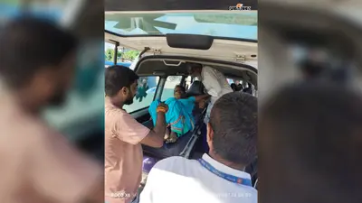 चलती ट्रेन से उतरते समय फिसली महिला, रेलकर्मियों और यात्रियों की सूझबूझ से बची जान