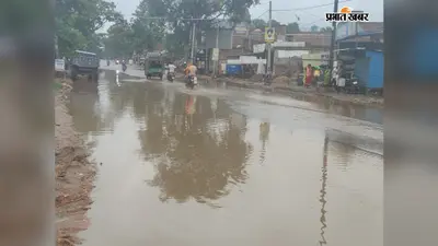 न्यूजबारिश के बाद झुमरा चौक बना तालाब, राहगीरों की बढ़ी परेशानी