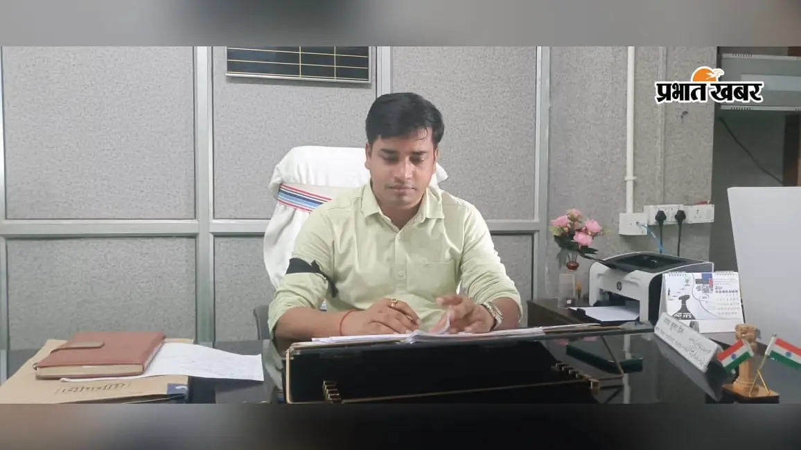 फोटो कैप्सन : प्रखंड कार्यालय में काला पट्टी बांध कार्य करते बीडीओ अजय कुमार प्रिंस | Prabhat Khabar Network