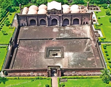 18वीं शताब्दी में मुर्शिदाबाद बंगाल की प्रमुख राजधानी बना