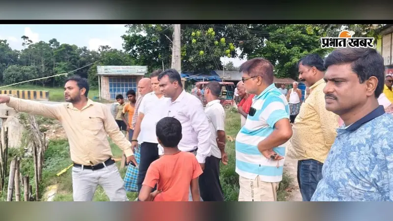 प्रभात इंपैक्ट : सैदपुर दुर्गा मंदिर बचाने को जागा विभाग, कटाव रोकने के लिए शुरू हुआ बम्बू पाइलिंग कार्य