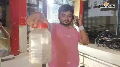 नरकटियागंज में कोबरा ने युवक को हाथ में डसा, डिब्बे में सांप लेकर अस्पताल पहुंचा, डॉक्टर भी रह गए हैरान