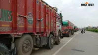 बक्सर में NH-922 पर बालू ट्रकों की लंबी कतार, यूपी में खनन विभाग की जांच से बचने के लिए घंटों रुके वाहन